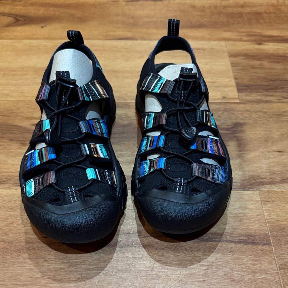 NWT size 6.5 Keen Raya Black Multicolor Striped Sandals